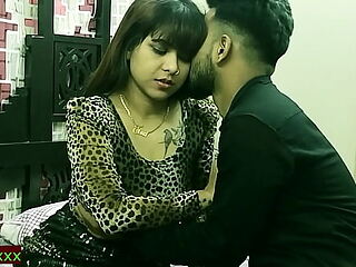 Indian Super-steamy gonzo Bhabhi having secluded lovemaking with reference to teen rendezvous boy!! Indian autocratic teen lovemaking with reference to evident hindi audio